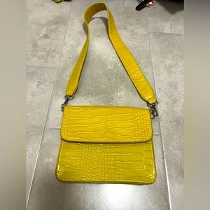 Crossbody purse with 1 compartment in faux alligator skin